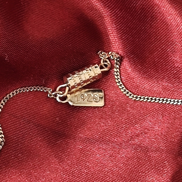 Elegant 1928 Black and Gold Tone Pendant Necklace - Picture 3 of 4